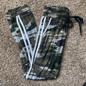 Camo print side stripe joggers size S/M